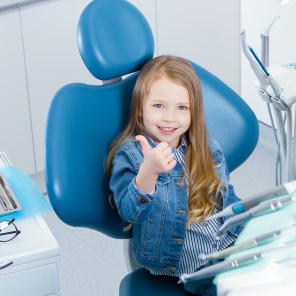 dziewczynka na fotelu dentystycznym